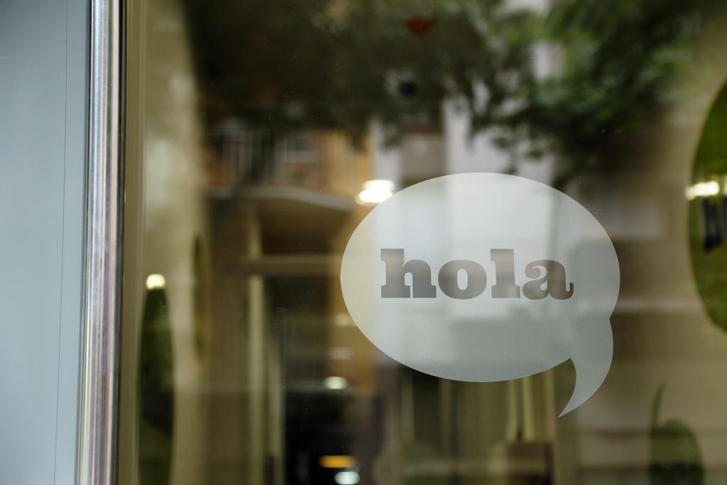 Hola Hostal Eixample Barcelona Exterior photo